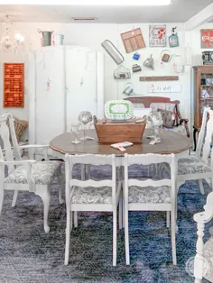 میز و صندلی های سفید کتانی رنگ گچی Rustoleum نشان داده می شود - خوشبختانه از آن پس ، و غیره