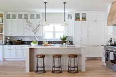 خاکستری روشن Shiplap جزیره آشپزخانه با آویزهای انبار سفید Vintage - انتقالی - آشپزخانه - تزئینات بنجامین مور سفید