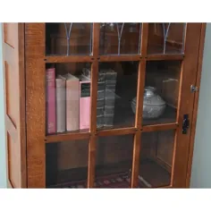 قفسه کتاب شیشه ای با مأموریت با سرب و قفل و کلید