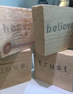 مجموعه ایمان تابلوهای بلوک چوبی بر روی Mercari ایستاده اند