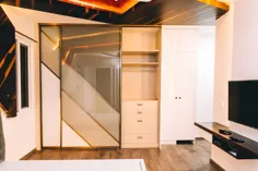 کمد های کشویی اکریلیک و سقف کاذب اتاق خواب اصلی - فضاهای اریگامی (origamispaces.com) طراحی فضای اتاق اریگامی به سبک مدرن |  احترام گذاشتن