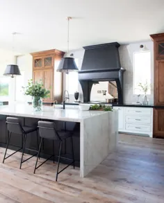 آشپزخانه ای با ترکیبی از سفید ، سیاه و چوب