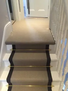 پله هایی با میله های طلایی