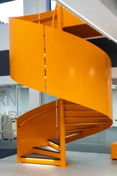 پله های مارپیچی نارنجی با نرده های تمام قد