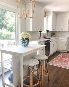 اشلی کانزر کلمبو در اینستاگرام: "عاشق یک آشپزخانه کلاسیک سفید و اضافه کردن رنگی روی زمین هستید.  ؟ "