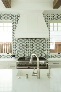 کاشی های موزاییکی سفید و سیاه با هود محدوده چوب سفید - انتقالی - آشپزخانه