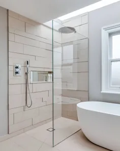 Eine moderne، türlose Duschkabine im Badezimmer