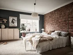 اتاق خواب آبی با دیوار آجری آشکار - طراحی COCO LAPINE
