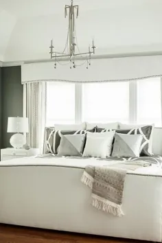 اتاق خواب سفید و خاکستری با تخت جلوی پنجره و والان - انتقالی - اتاق خواب