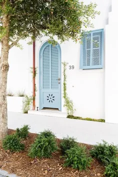 دریچه جلو دریچه آبی در خانه سفید ساحلی - کلبه - عرشه / پاسیو