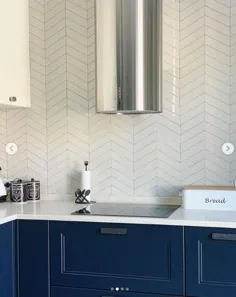 آشپزخانه مدرن آبی و سفید - کاشی های تزئینی Equipe ، مجموعه Chevron و کاشی های چوبی Imola.