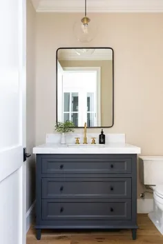 دستشویی چوبی آبی تیره در کاغذ دیواری توری مشکی - انتقالی - حمام