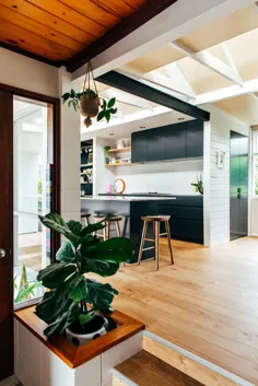 این آشپزخانه قابل توجه سیاه و سفید دومین نامزد نهایی جوایز Resene Color Home - 2021 خانه و باغ شما است