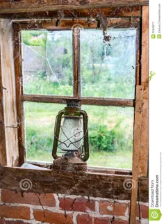 چراغ روغن روی پنجره قدیمی شکسته Stock Stock - تصویر شیشه ، نفت سفید: 32448277