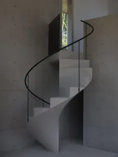 kazunori fujimoto معماران خانه ای را در آشیا ژاپن با پله های مارپیچی سیمانی تکمیل کردند
