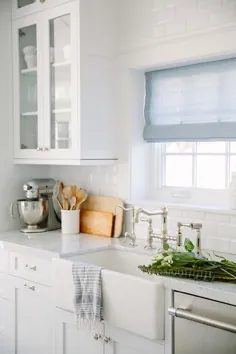 آشپزخانه سفید با پنجره مربع و سایه رومی کتان آبی - انتقالی - آشپزخانه