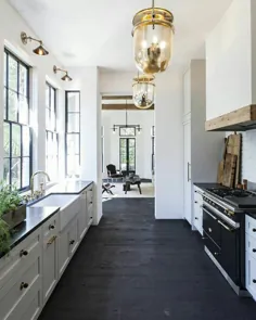 آشپزخانه های متمایز در اینستاگرام: "کاملا عاشق این آشپزخانه گالی جذاب و جذاب که توسط جن لنگستون طراحی شده است.  فانوس های طلاکاری شده ، دیوار پنجره های فولادی ، لمس ... "