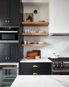 کابینت های آشپزخانه مشکی با هود محدوده گچ سفید - انتقالی - آشپزخانه