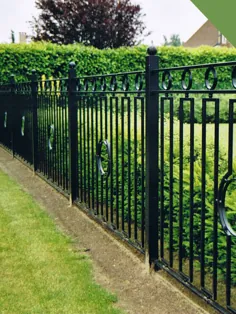 دروازه باغ فولادی زیبا که با آهن فرفورژه تزئینی تکمیل شده است