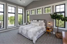قاب های پنجره مشکی با روکش سفید در اتاق خواب معاصر