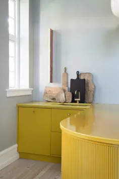 و gult køkken som faktisk ser مدرن است
