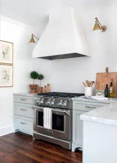 کابینت های آشپزخانه با رنگ سبز روشن با هود محدوده سفید - انتقالی - آشپزخانه