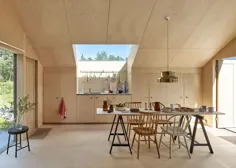 تخته سه لا سیاه شده نمای بیرونی این خانه تابستانی سوئد را پوشش می دهد