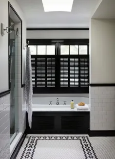 حمام سیاه و سفید و کرکره پنجره مشکی براق بیش از وان - سنتی - حمام