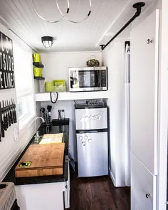 آشپزخانه التقاطی در یک آپارتمان بسیار کوچک به رنگ سفید با میزهای تیره - Decoist
