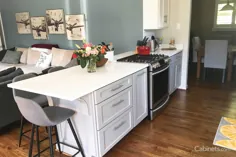 آشپزخانه گالی سفید و خاکستری انتقالی با شبه جزیره - Cabinets.com