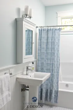 سینک ظرفشویی ایده های حمام کوچک ، تخته مهره Benjamin Moore Ocean Air ، رنگ رنگ آبی ، پرده دوش کابینت پزشکی.  Kylie M Interiors Edesign، edecor، وبلاگ آنلاین رنگ رنگ