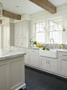 آشپزخانه خاکستری روشن با تیرهای سقفی چوبی روستیک - انتقالی - آشپزخانه
