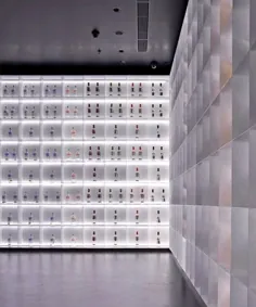 استودیوی طراحی iksoi فضای داخلی تک رنگ را برای فروشگاه مشروبات الکلی در هند ایجاد می کند