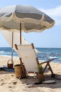 چتر و صندلی ساحلی زیبا