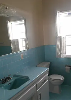 چگونه 1 مورد ساده باعث شده این حمام دهه 1950 مدرن و تازه به نظر برسد