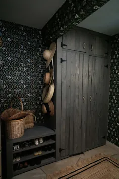 حومه انگلیسی ، اتاق لجن لباسشویی را با کاغذ دیواری تیره الهام گرفته است