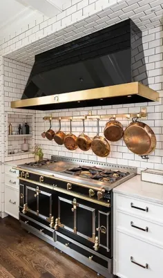گوشه آشپزی با کاشی مترو با قفسه قابلمه برنجی - انتقالی - آشپزخانه