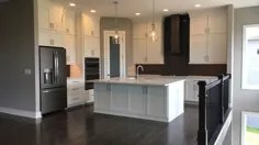 آشپزخانه سفید و تخته سنگ