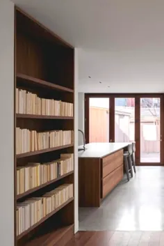 کتابخانه خانگی اسکاندیناوی - داخلی خانه آجر تازه بازسازی شده