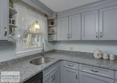 آشپزخانه خاکستری انتقالی در Hudson، NH |  آشپزخانه و حمام نورفولک
