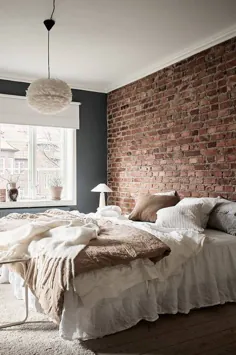 اتاق خواب آبی با دیوار آجری نمایان