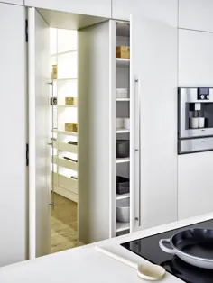 Durch den Küchenschrank in die Speisekammer: Küche und Hauswirtschaftsraum von nobilia، Leicht، Schüller und Siematic - Küchenfinder