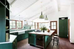 آشپزخانه نوسازی شده با سقف بلند در خانه مزرعه دهه 1950 در کالیفرنیا.  توسط استودیو طراحی Faith Blakeney.