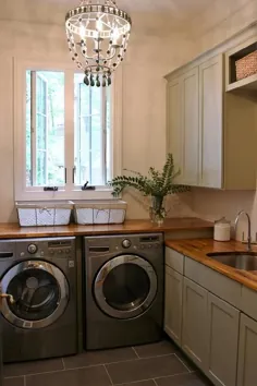 اتاق لباسشویی کلبه خاکستری با پیشخوان های چوبی - کلبه - اتاق لباسشویی