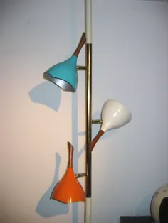 چراغ گلوله ای تنش ، سه رنگ.  چراغ 3 طرفه ، چراغ قطب.  هالیوود ریجنسی ، مدرن قرن میانه ، مدرن دانمارکی ، دوران ایامز.  یک ظاهر طراحی شده دهه 1950