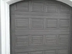 درب های گاراژ رنگ آمیزی شده مانند اینکه دارای یک دانه چوب خاکستری هستند