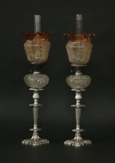 یک جمع مالک لامپ نفتی یک جفت - 09 دسامبر 2014 |  حراجی های هنرهای زیبا Sworders در انگلستان