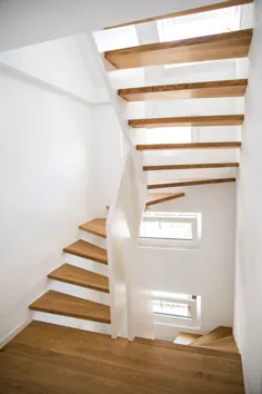 1/2 gewendelte treppe mit brüstungshohen wangen moderner flur، diele & treppenhaus von holzmanuf