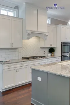 آشپزخانه سنتی سفید با تاپ های ضد گرانیت و کاشی های سفید