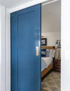 درب جیبی آبی با روکش برنجی - کلبه - اتاق خواب
